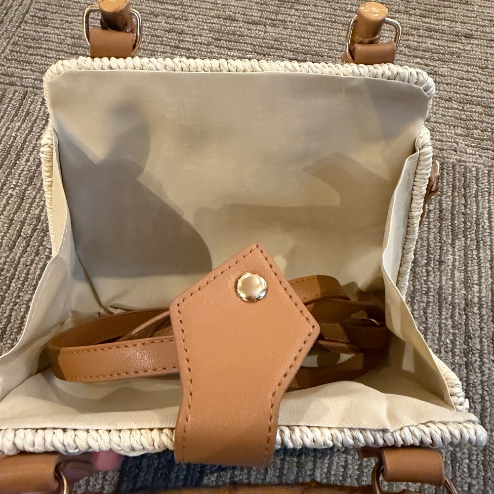 Elegant Tan Woven Handbag - Picture 3 of 3